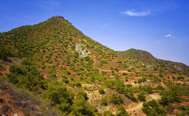 صومعه استاوروونی لارناکا از نمای دور صومعه استاوروونی لارناکا از نمای دور