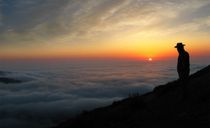 بر فراز ابرهای جواهرده بر فراز ابرهای جواهرده