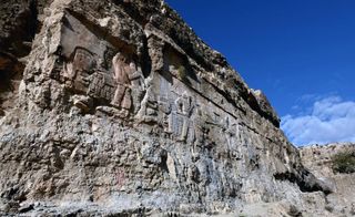 سنگ نگاره پیروزی اردشیر یکم بر اردوان پنجم سنگ نگاره پیروزی اردشیر یکم بر اردوان پنجم