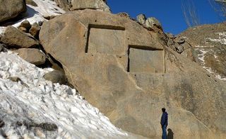 سنگ نوشته های گنجنامه سنگ نوشته های گنجنامه