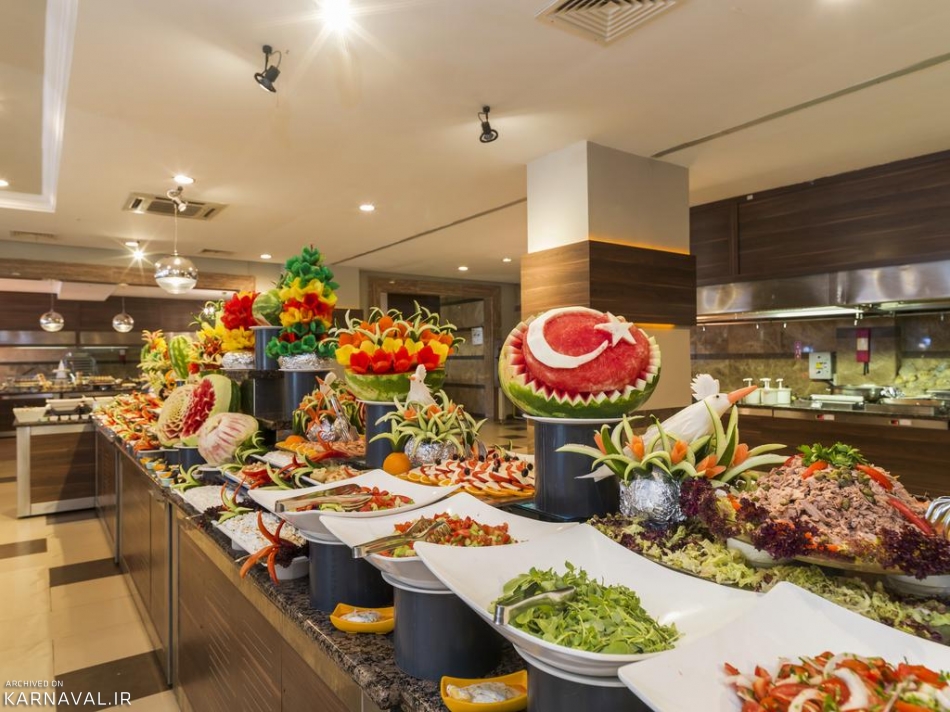 سرو غذا در هتل | Photo by : Unknown