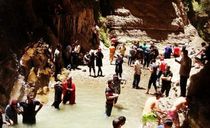 آب بازی در آبشار هفت چشمه آب بازی در آبشار هفت چشمه