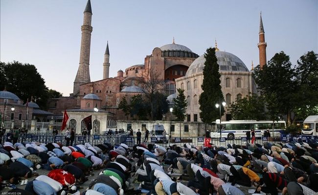 برپایی نماز در محوطه ایاصوفیه برپایی نماز در محوطه ایاصوفیه