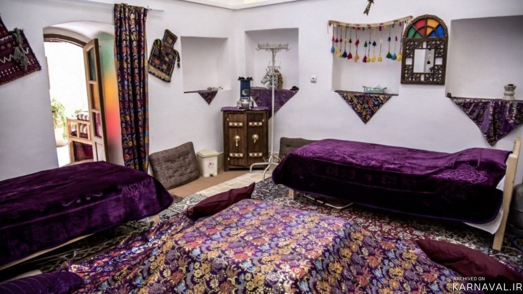 اقامتگاه بومگردی "خالو میرزا" اتاق بنفش