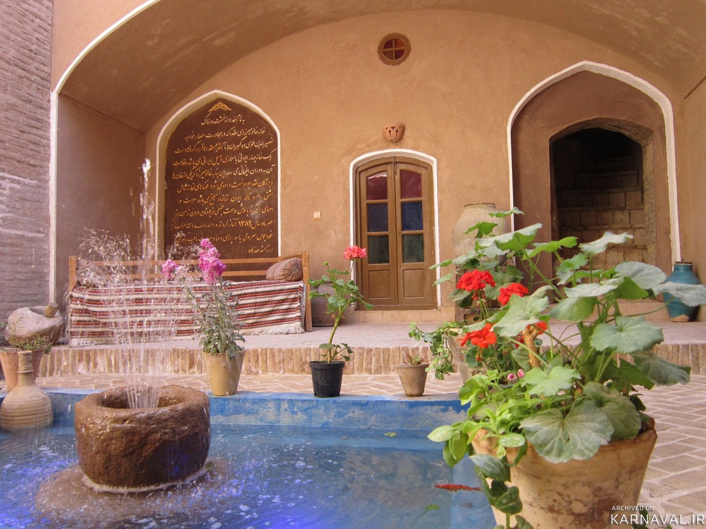 اقامتگاه بومگردی "خالو میرزا" اتاق بنفش