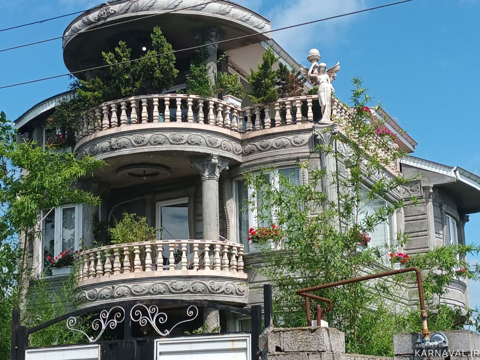 https://media.karnaval.ir/uploads/2023/08/house-72003-2023-08-20-06-02-51-606db98a6536db4600470f20d4bdda3ba8f08aea-239624.jpg