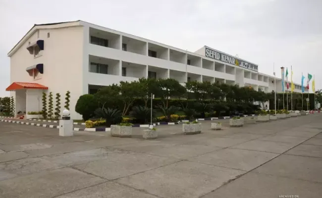 هتل سفید کنار بندر انزلی هتل سفید کنار بندر انزلی