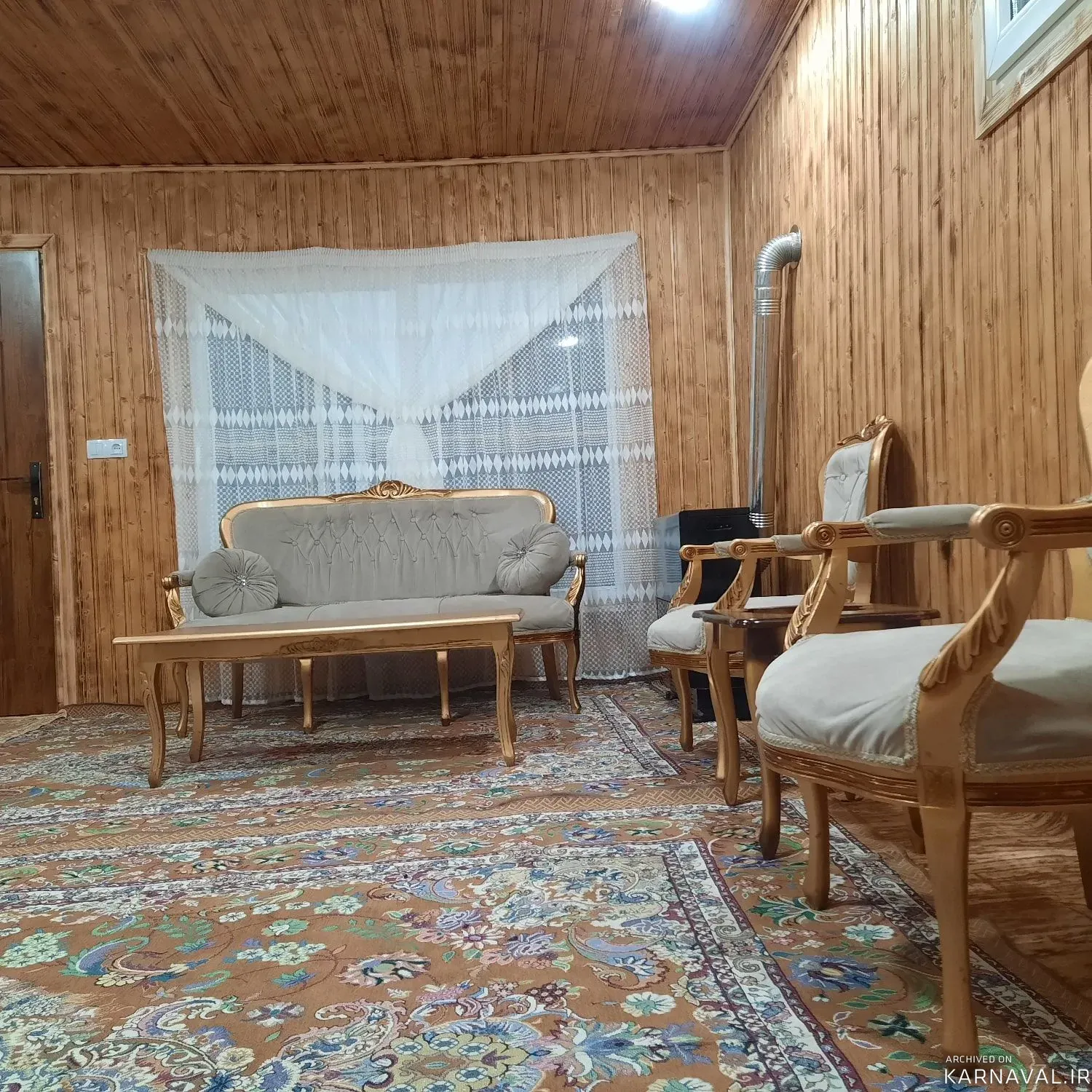 کلبه چوبی شمعدونی رو به شالیزار و کوه ماسال کلبه چوبی شمعدونی رو به شالیزار و کوه ماسال