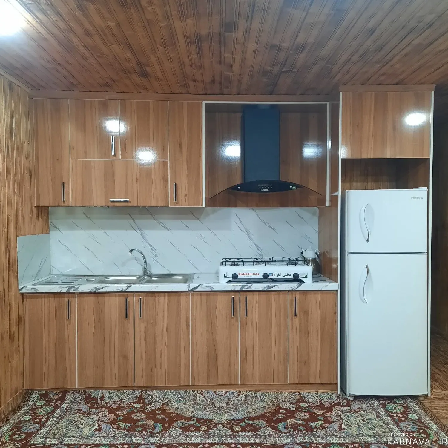 کلبه چوبی شمعدونی رو به شالیزار و کوه ماسال کلبه چوبی شمعدونی رو به شالیزار و کوه ماسال