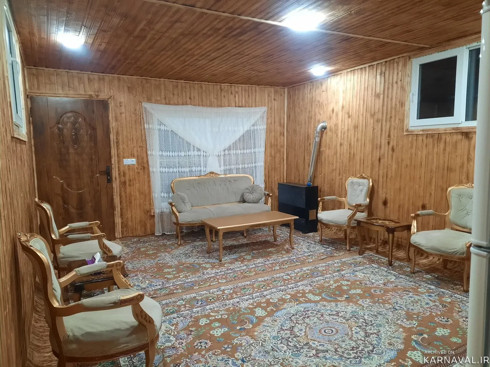 کلبه چوبی شمعدونی رو به شالیزار و کوه ماسال کلبه چوبی شمعدونی رو به شالیزار و کوه ماسال