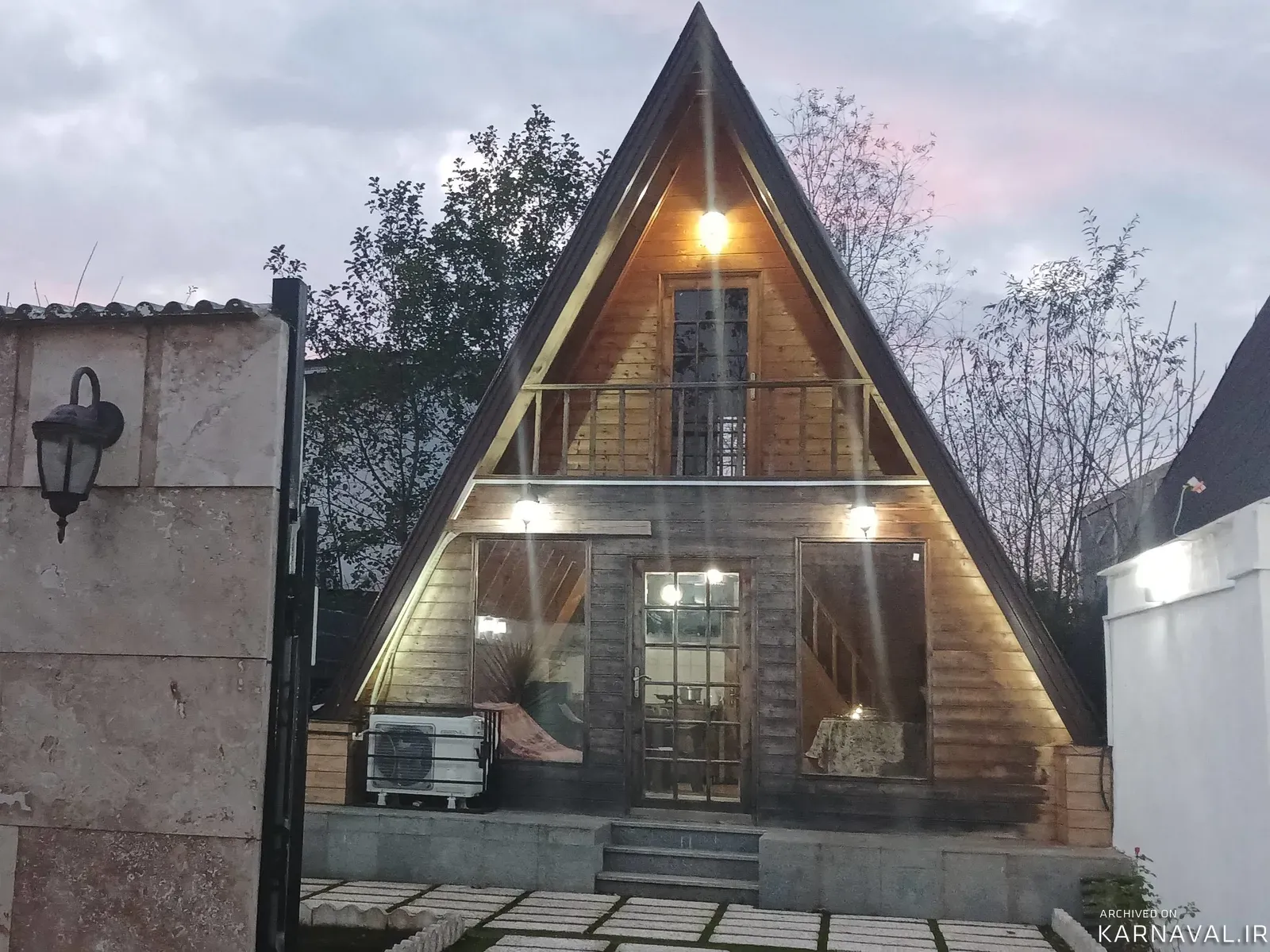 کلبه چوبی رز زیبا کنار کلبه چوبی رز زیبا کنار