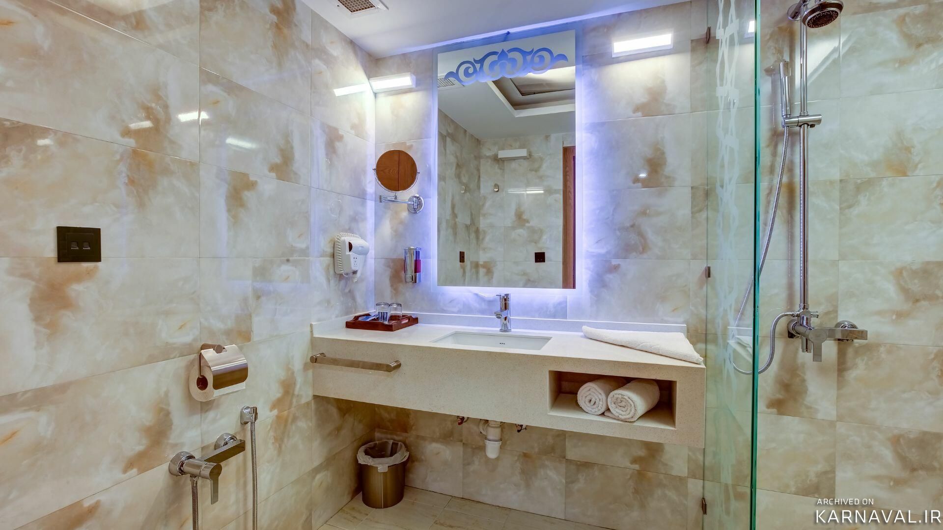 هتل خورشید هشتم رئوف کوثر