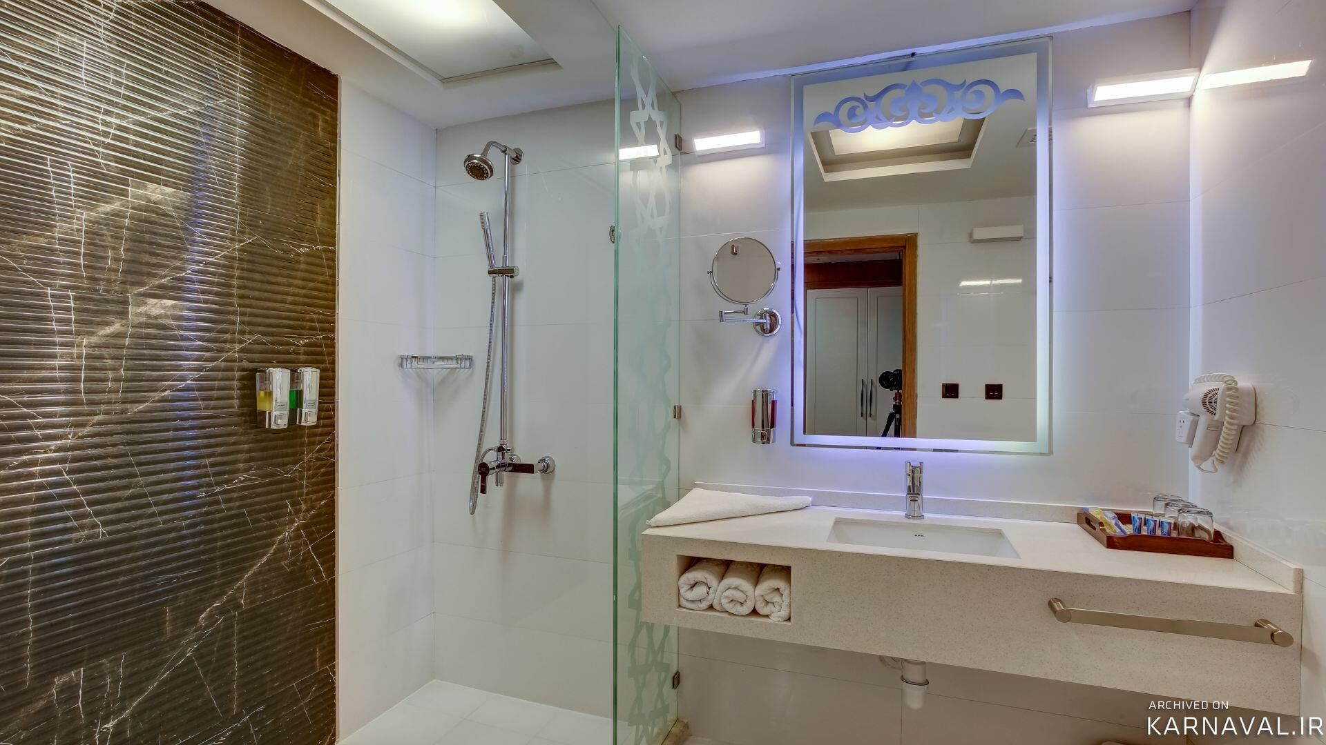 هتل خورشید هشتم رئوف کوثر