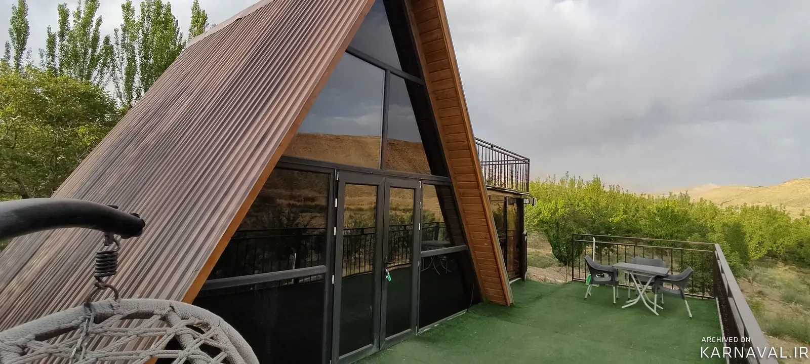 کلبه سوییسی سرزمین سبز با جکوزی سمیرم