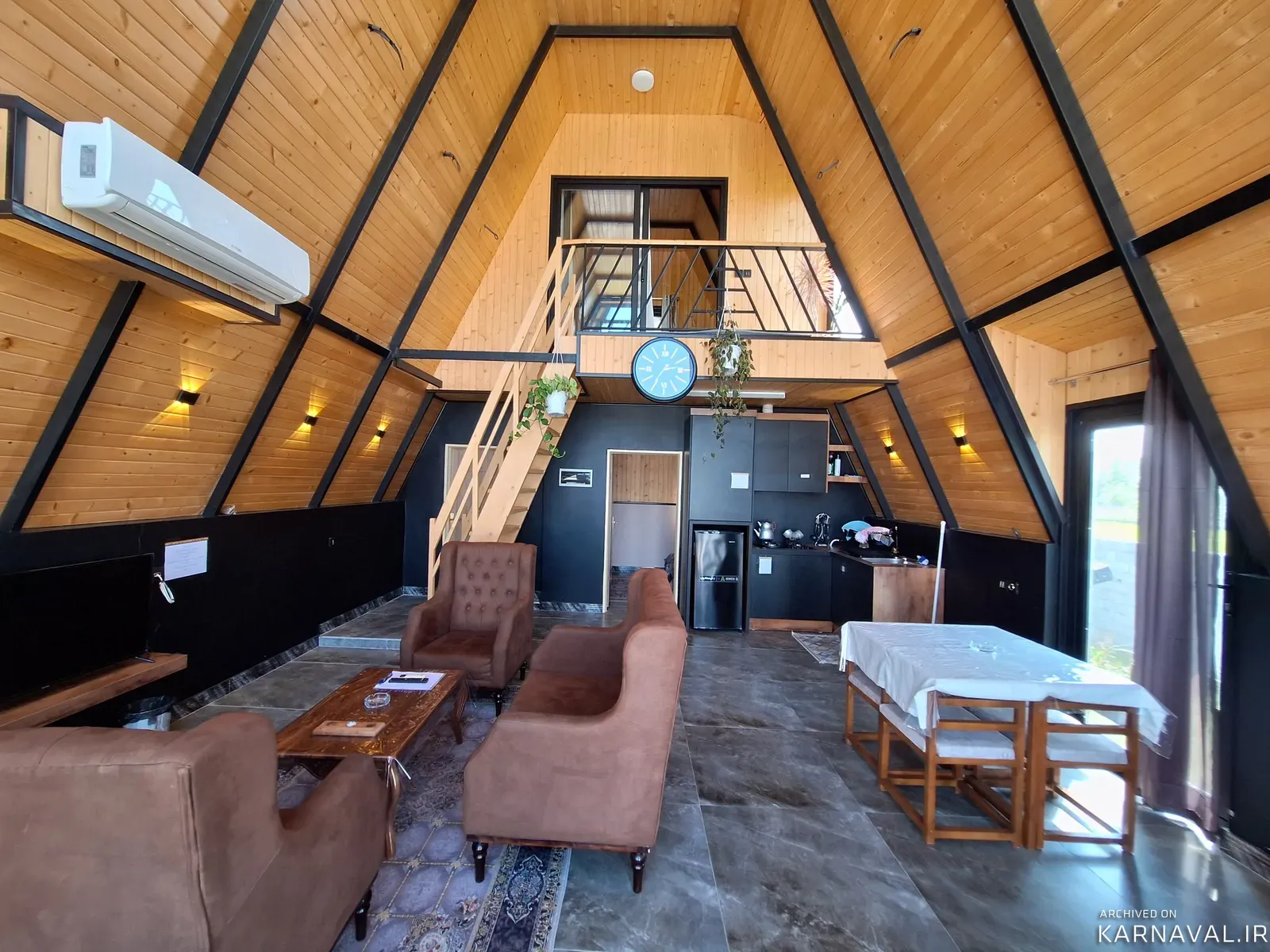 کلبه سوئیسی کارن با جکوزی سرخ رود