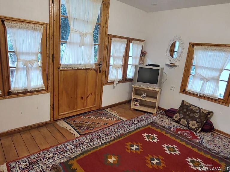 کلبه چوبی نقلی گلها