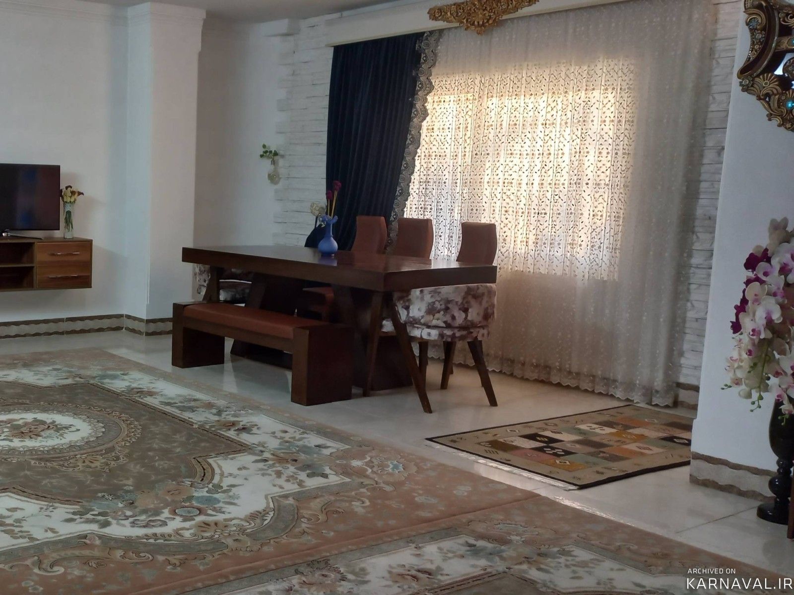 خانه ی نیک با حیاط نور رنگی