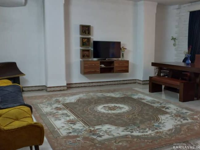 خانه ی نیک با حیاط نور رنگی