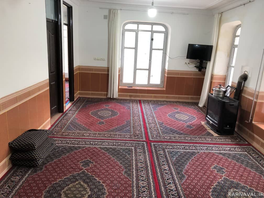 منزل ویلایی دارای تراسی با چشم انداز کوهستان
