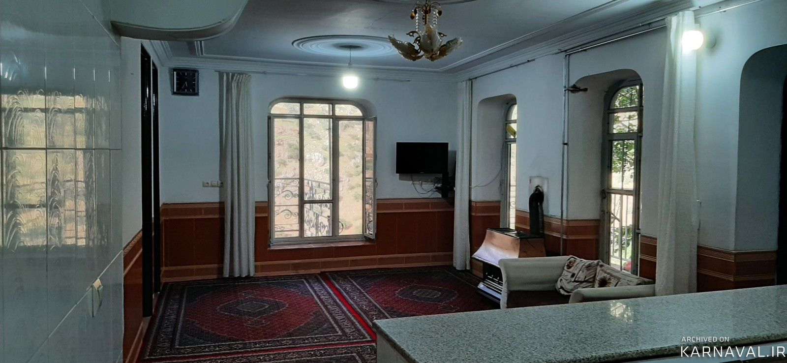 منزل ویلایی دارای تراسی با چشم انداز کوهستان