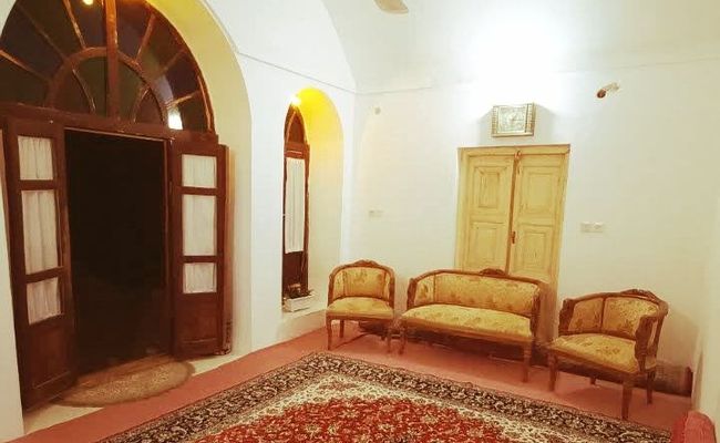 سنتی و دنج در دوقدمی میدان تاریخی امیرچخماق سنتی و دنج در دوقدمی میدان تاریخی امیرچخماق