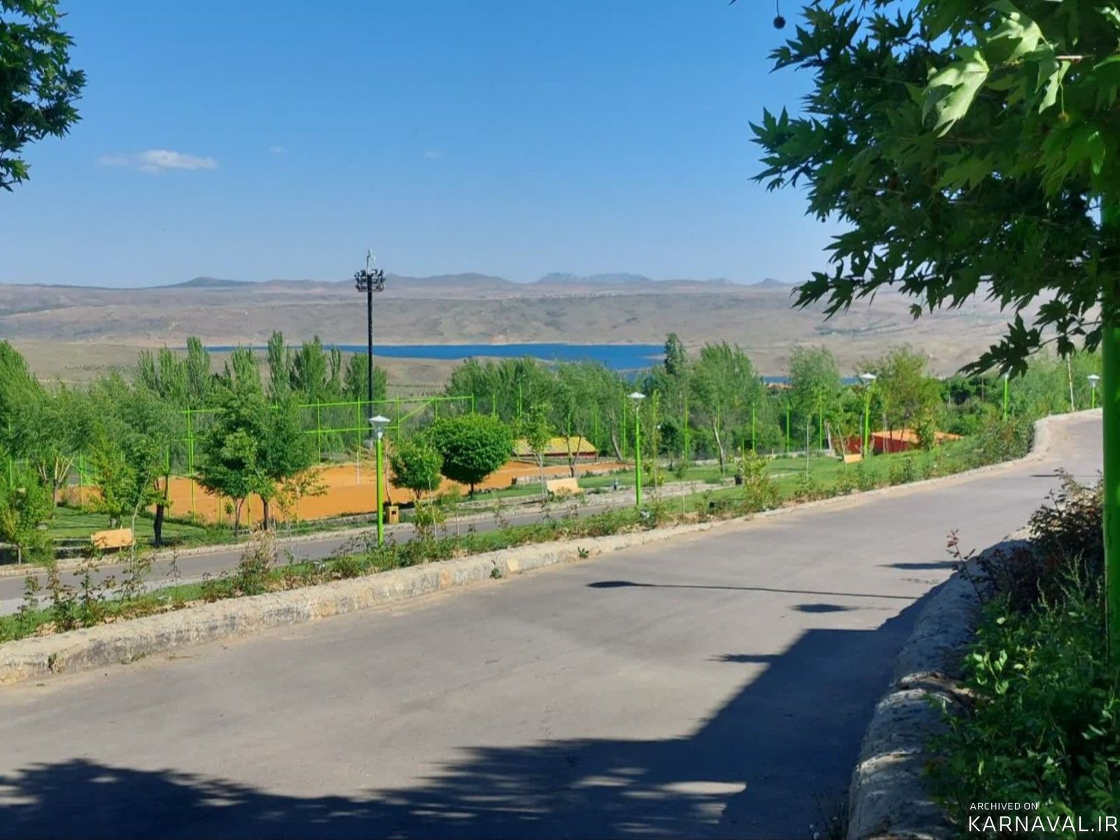 ویلا کلبه‌ای با چشم انداز دریاچه سد زاینده رود