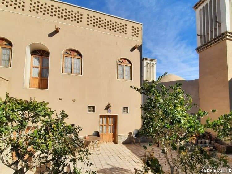 اقامتگاه سنتی افوشتا (اتاق سه‌دری)