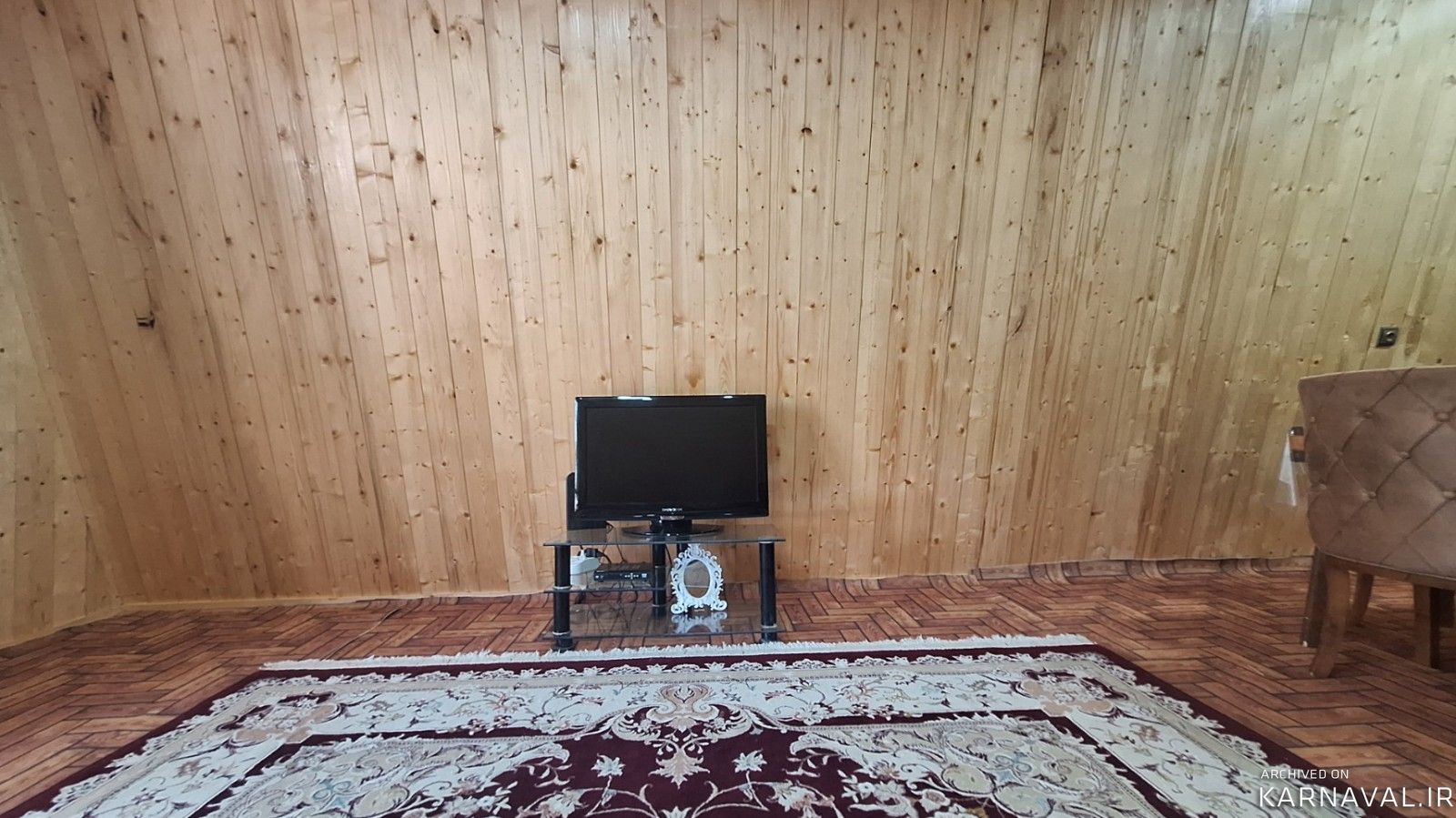 کلبه چوبی سرسبز