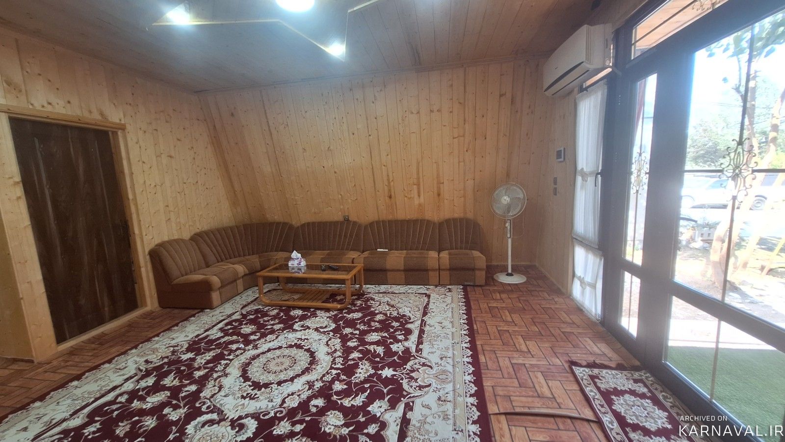کلبه چوبی سرسبز