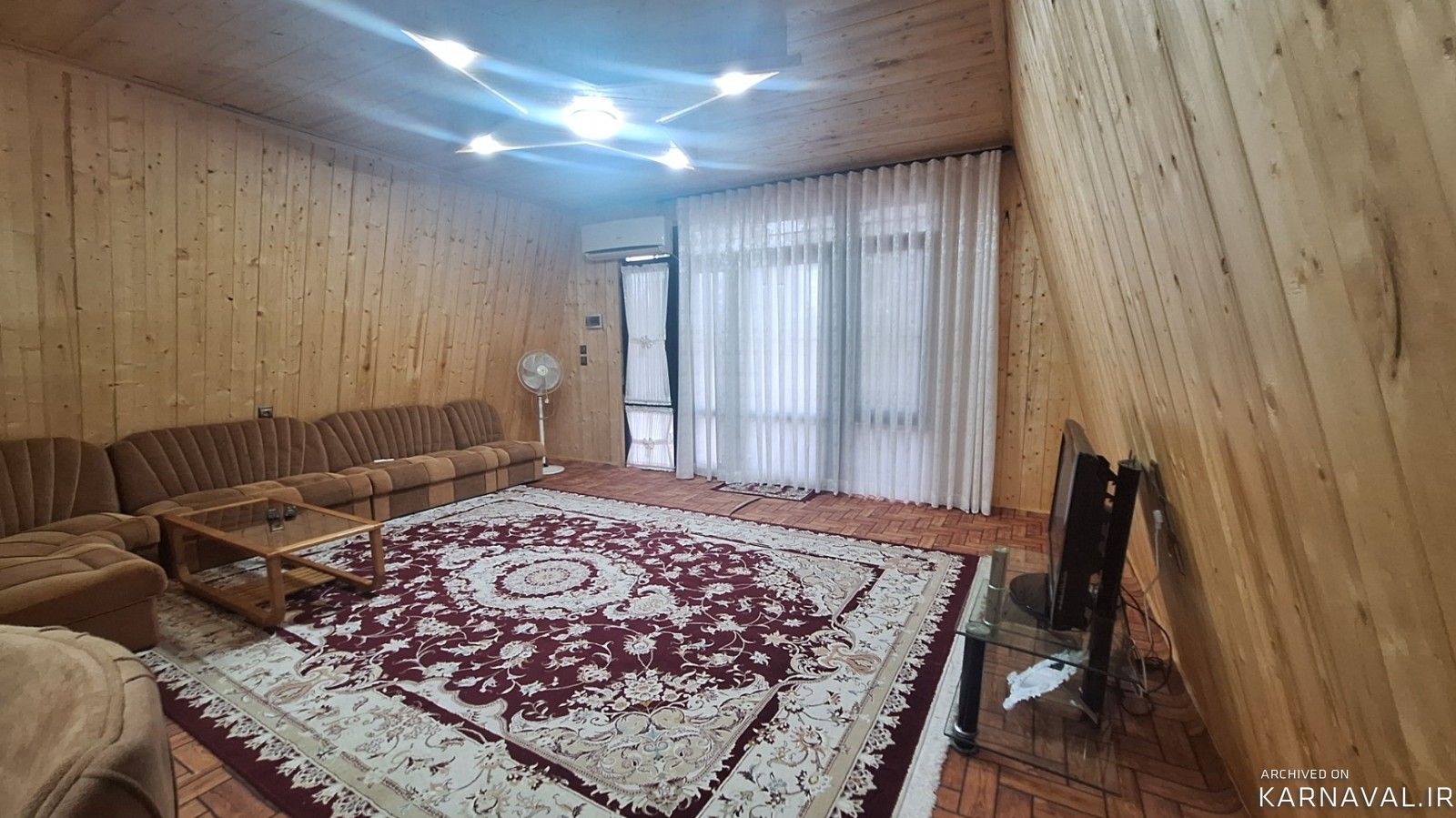 کلبه چوبی سرسبز