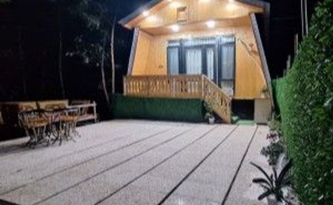 کلبه چوبی سرسبز کلبه چوبی سرسبز
