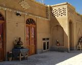 اقامتگاه بومگردی موبد(اتاق شومینه هیزمی) اقامتگاه بومگردی موبد(اتاق شومینه هیزمی)