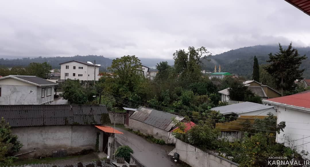 خانه‌ای با چشم انداز زیبای کوه و جنگل