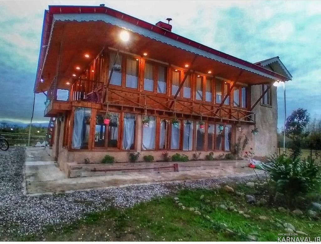 ویلا چوبی با آبگیر اختصاصی باغ طوبی