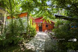 کلبه نزدیک رودخانه همراه با آلاچیق و تاب کلبه نزدیک رودخانه همراه با آلاچیق و تاب