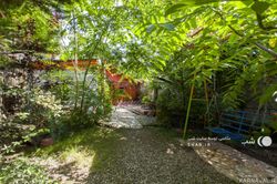 کلبه نزدیک رودخانه همراه با آلاچیق و تاب کلبه نزدیک رودخانه همراه با آلاچیق و تاب