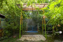 کلبه نزدیک رودخانه همراه با آلاچیق و تاب کلبه نزدیک رودخانه همراه با آلاچیق و تاب