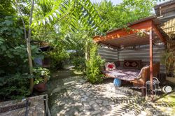 کلبه نزدیک رودخانه همراه با آلاچیق و تاب کلبه نزدیک رودخانه همراه با آلاچیق و تاب