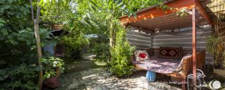 کلبه نزدیک رودخانه همراه با آلاچیق و تاب کلبه نزدیک رودخانه همراه با آلاچیق و تاب