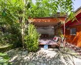 کلبه نزدیک رودخانه همراه با آلاچیق و تاب کلبه نزدیک رودخانه همراه با آلاچیق و تاب