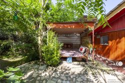 کلبه نزدیک رودخانه همراه با آلاچیق و تاب کلبه نزدیک رودخانه همراه با آلاچیق و تاب