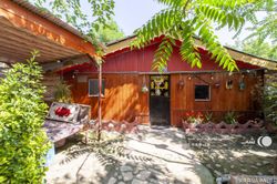 کلبه نزدیک رودخانه همراه با آلاچیق و تاب کلبه نزدیک رودخانه همراه با آلاچیق و تاب