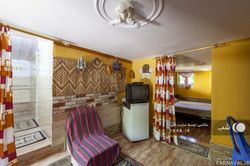 کلبه نزدیک رودخانه همراه با آلاچیق و تاب کلبه نزدیک رودخانه همراه با آلاچیق و تاب