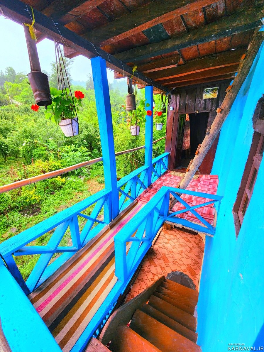 کلبه چوبی سنتی تراس دار ، در دل جنگل