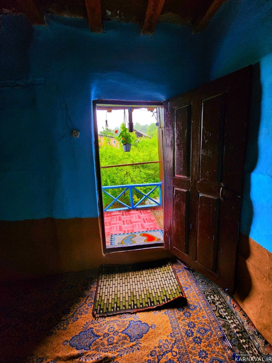 کلبه چوبی سنتی تراس دار ، در دل جنگل