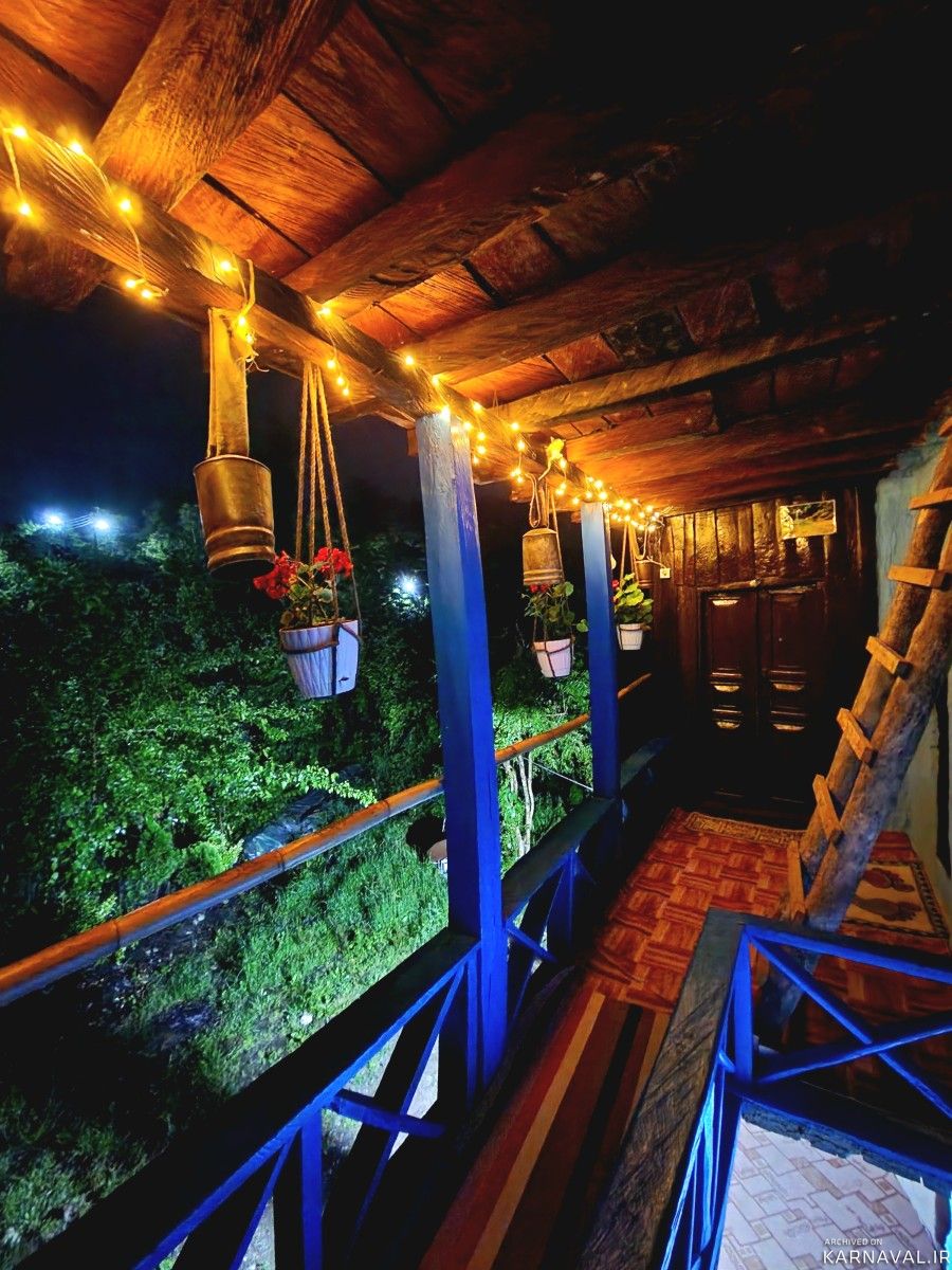 کلبه چوبی سنتی تراس دار ، در دل جنگل