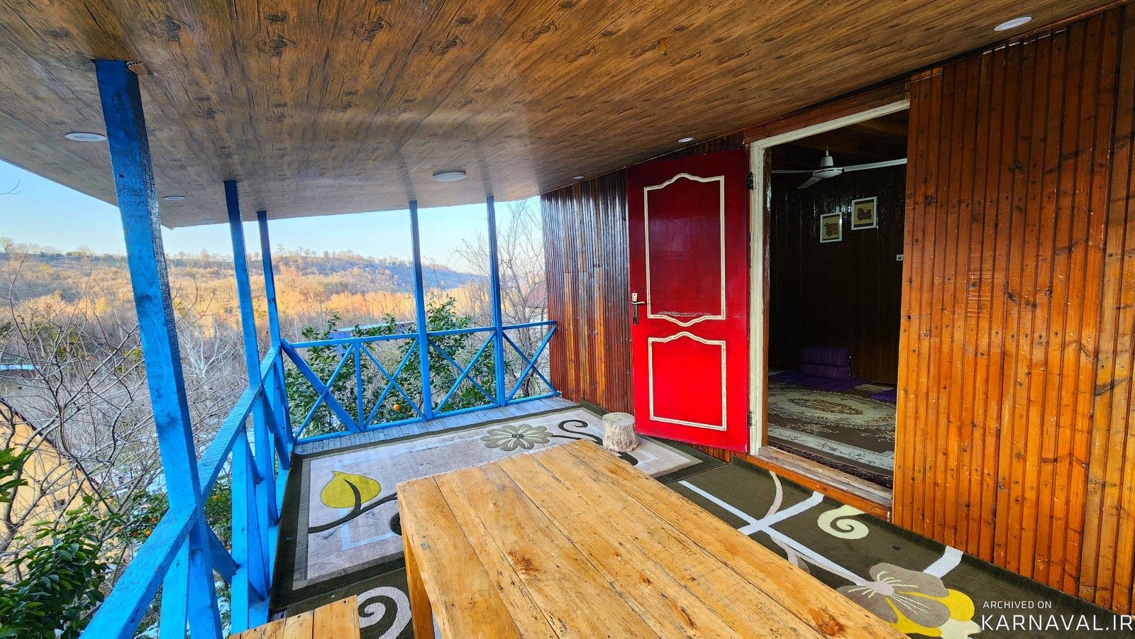 کلبه چوبی سنتی تراس دار ، در دل جنگل