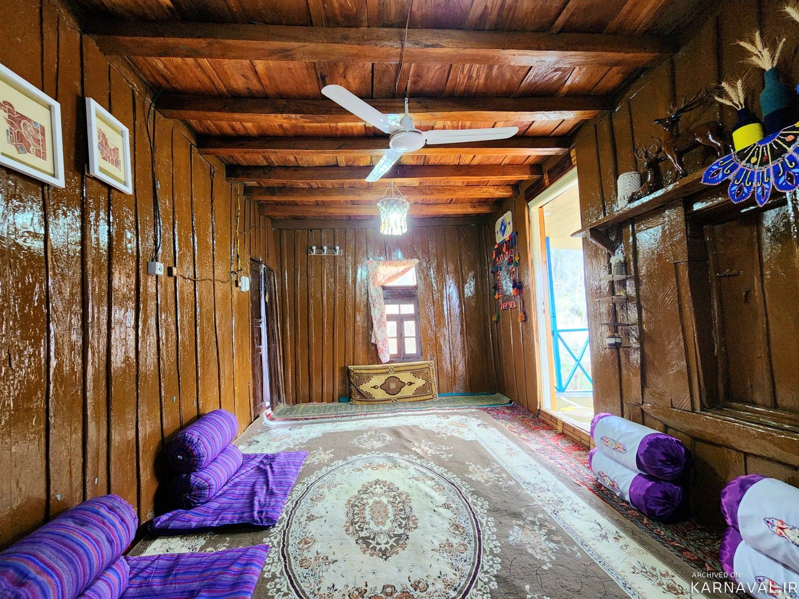 کلبه چوبی سنتی تراس دار ، در دل جنگل