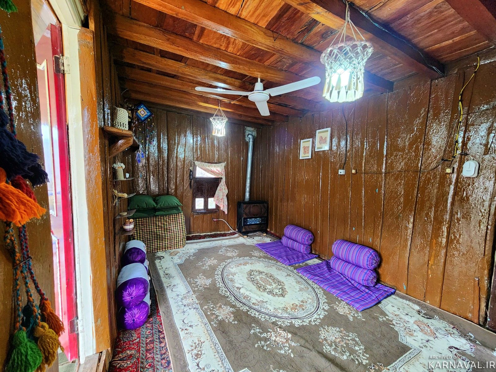 کلبه چوبی سنتی تراس دار ، در دل جنگل