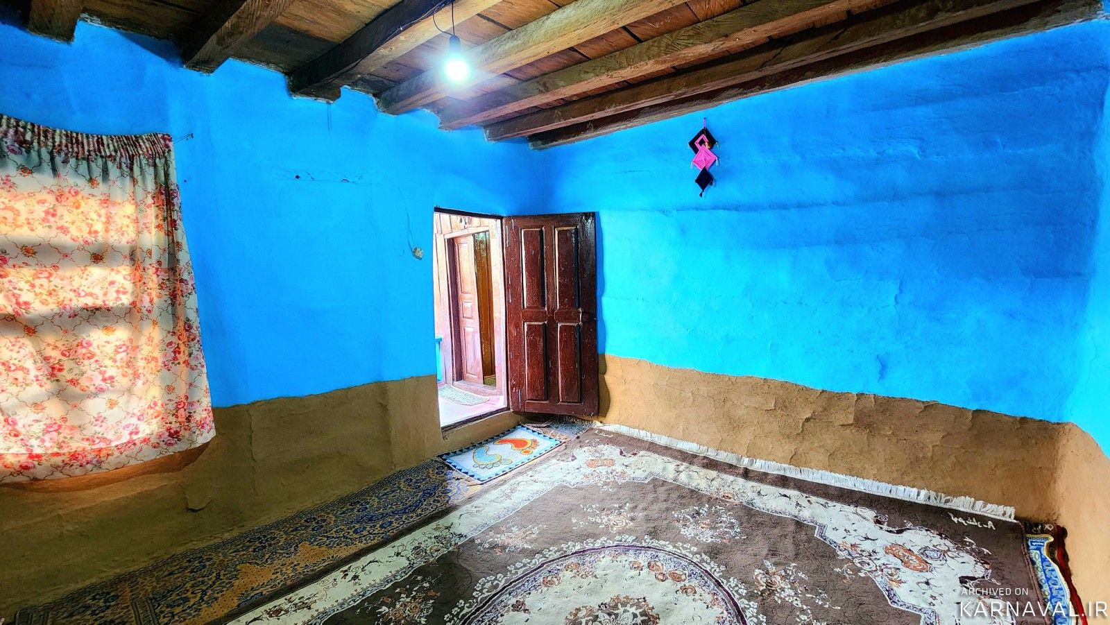 کلبه چوبی سنتی تراس دار ، در دل جنگل